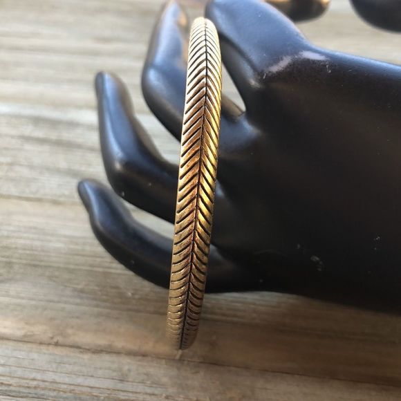 Lucky Brand Herringbone Patterned Antique Gold Tone Asymmetrical Bangle! EUC - Picture 4 of 12